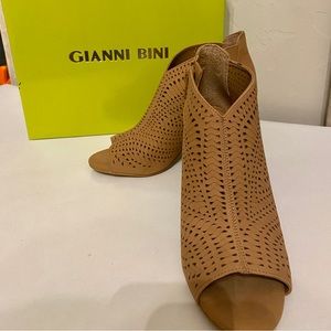 Women’s  heeled boots  Gianni Bini, color sugar cookie, size 7.5